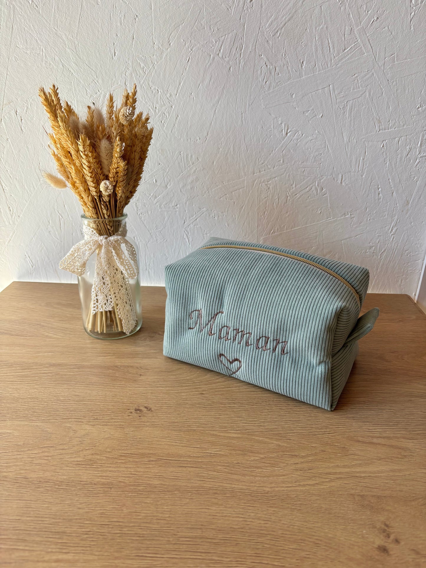 Trousse en velours brodée