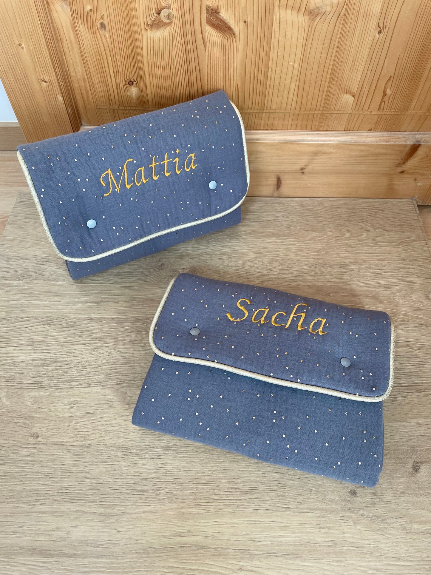 Tapis à langer nomade brodé