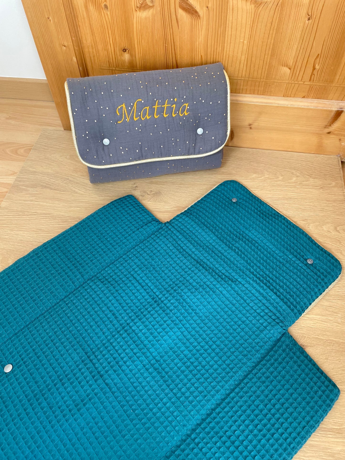 Tapis à langer nomade brodé