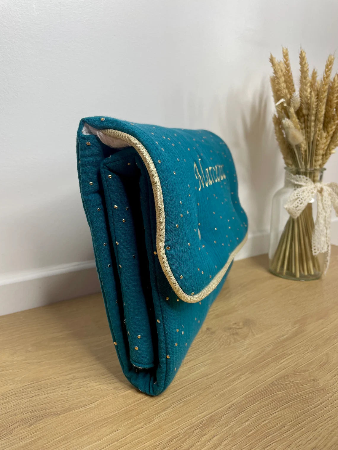 Tapis à langer nomade brodé