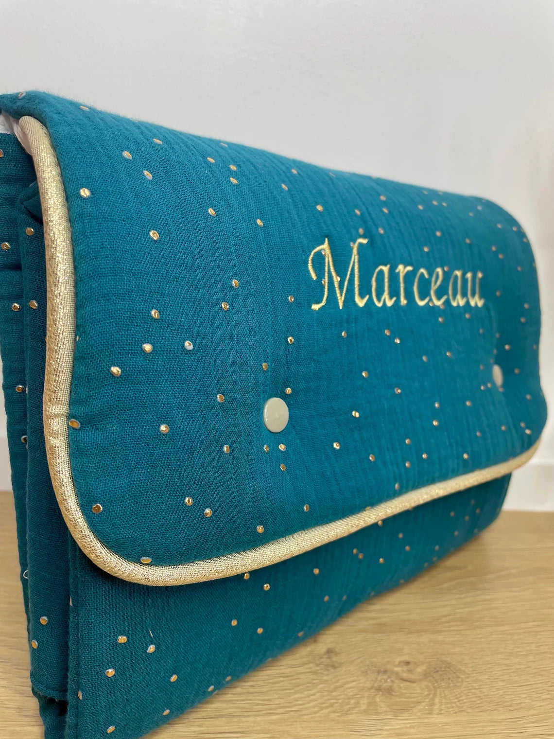 Tapis à langer nomade brodé