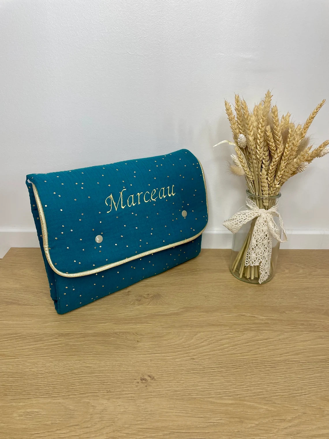 Tapis à langer nomade brodé